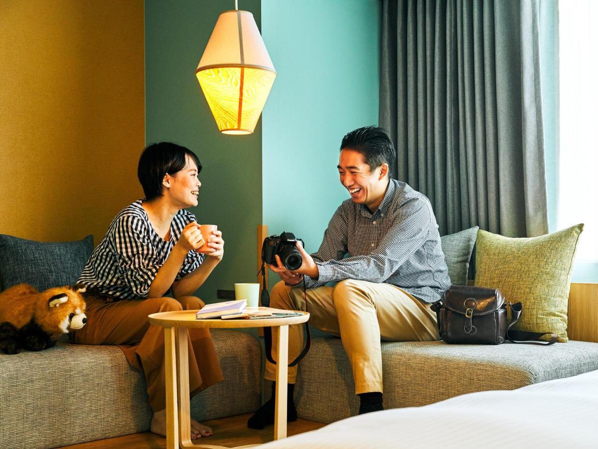 호시노 리조트 Omo7 아사히카와 외부 사진 A couple at a hotel