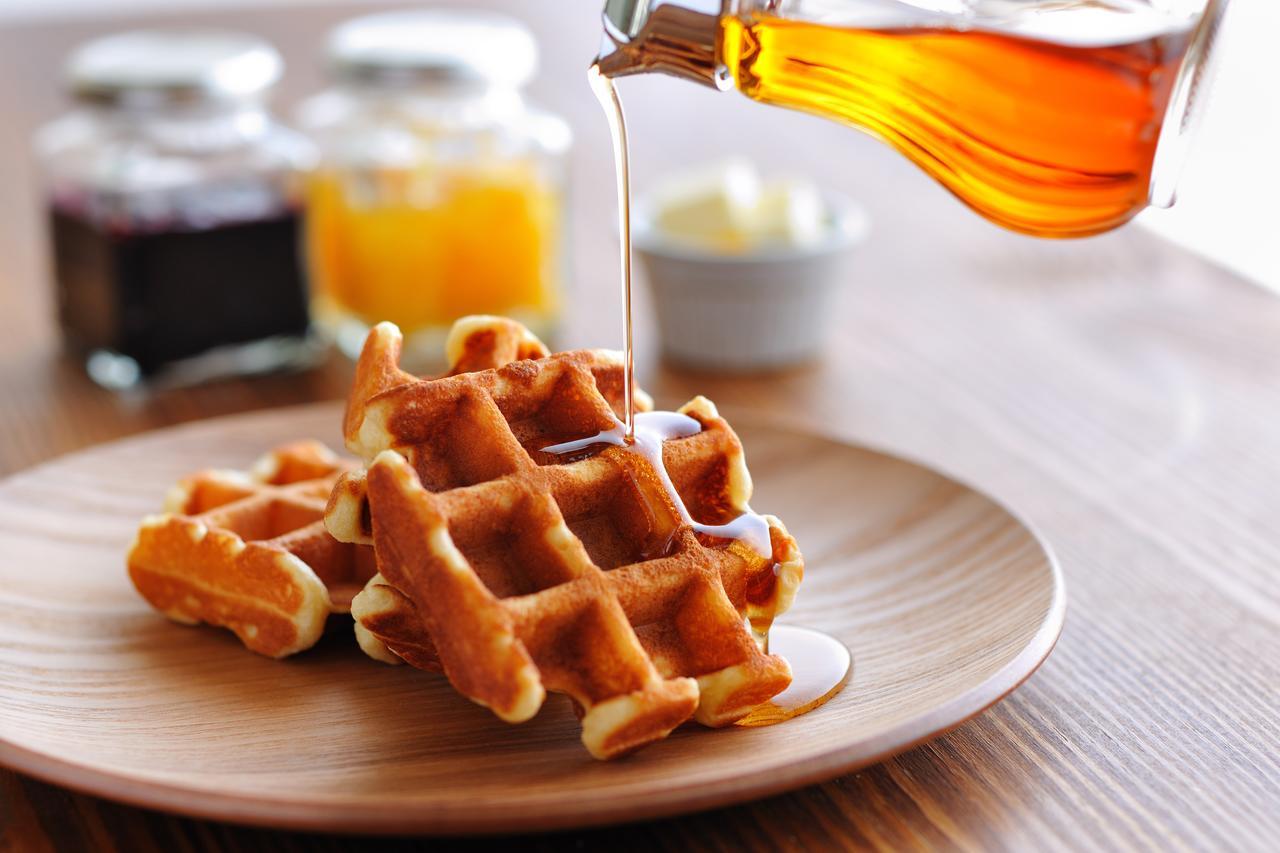 호시노 리조트 Omo7 아사히카와 외부 사진 Maple syrup being poured on a stack of waffles
