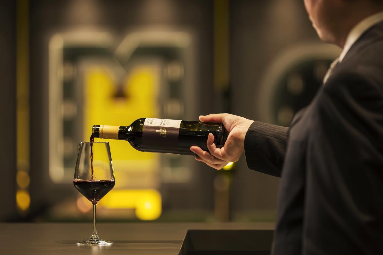 호시노 리조트 Omo7 아사히카와 외부 사진 Wine being poured