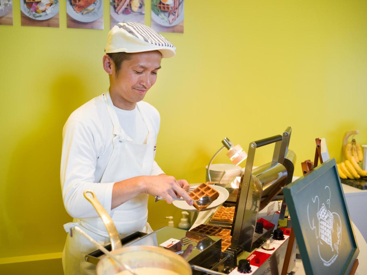 호시노 리조트 Omo7 아사히카와 외부 사진 A chef preparing Belgian waffles