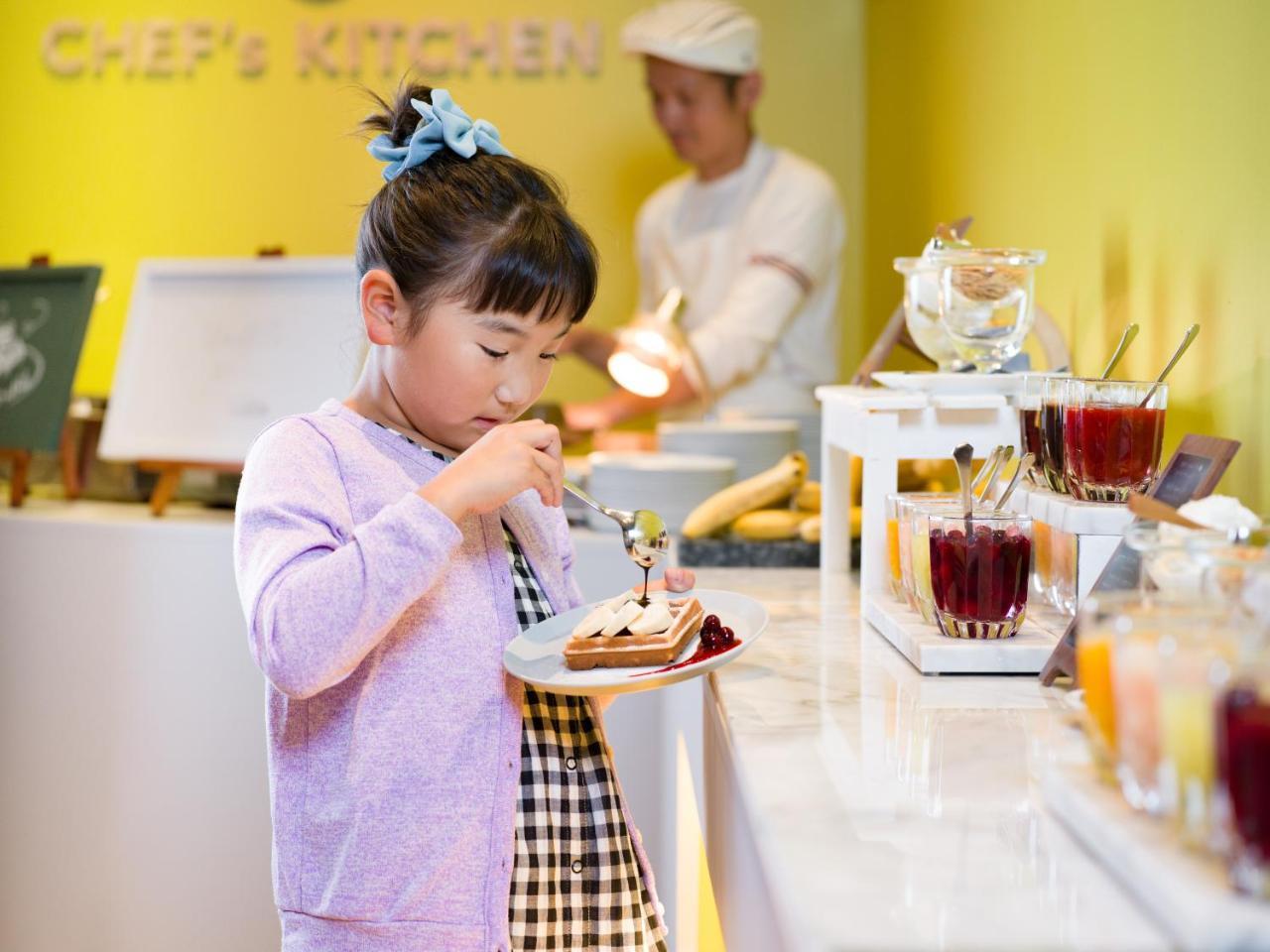호시노 리조트 Omo7 아사히카와 외부 사진 A child eating dessert