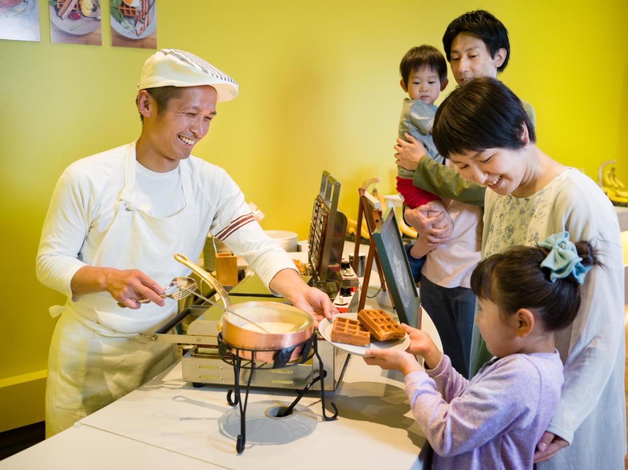 호시노 리조트 Omo7 아사히카와 외부 사진 A family at a buffet