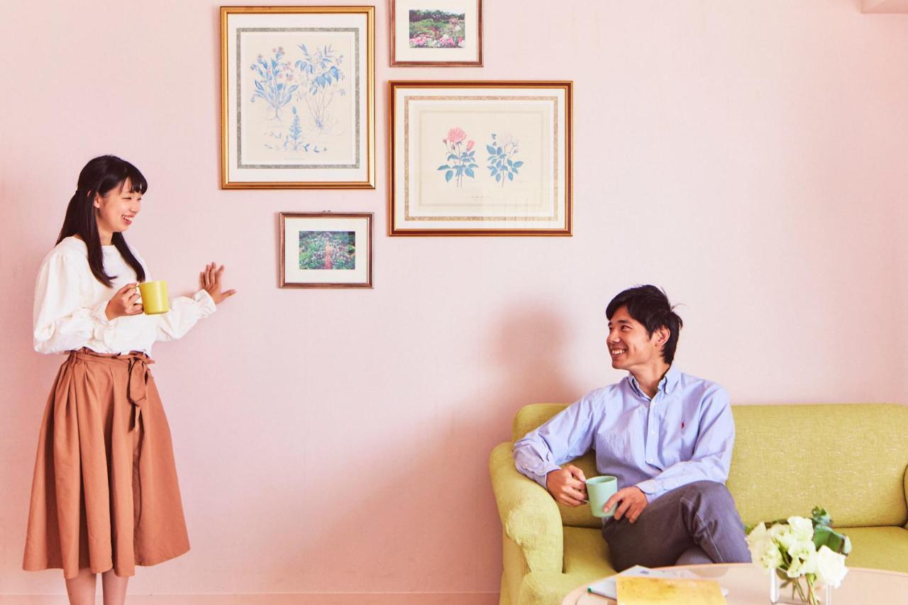 호시노 리조트 Omo7 아사히카와 외부 사진 A couple in a living room